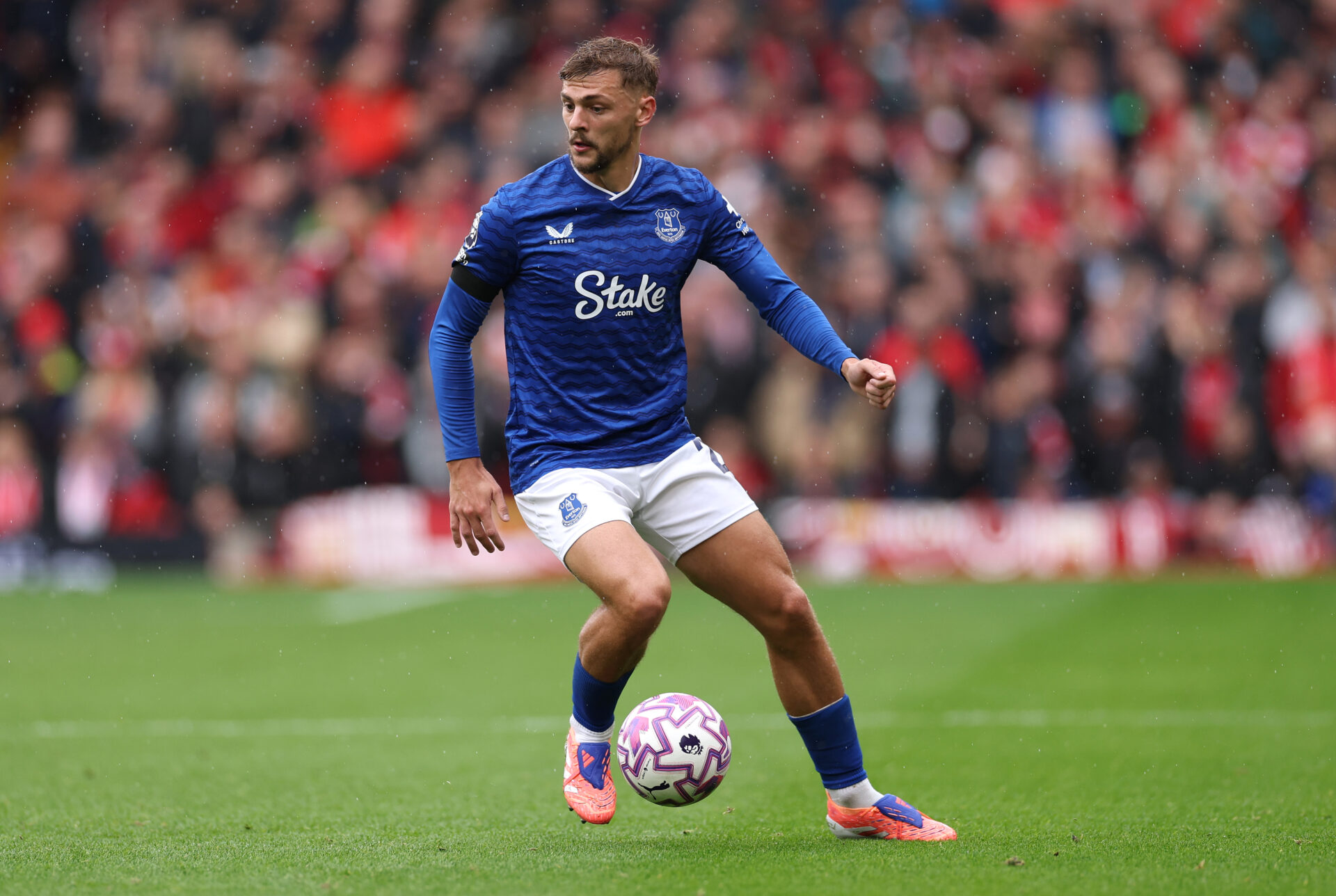 LIVERPOOL, ENGLAND - SEPTEMBER 20: Kiernan Dewsbury-Hall of Everton in action during the Premier League match between Liverpool and Everton at Anfield on September 20, 2025 in Liverpool, England. (Photo by Stu Forster/Getty Images)